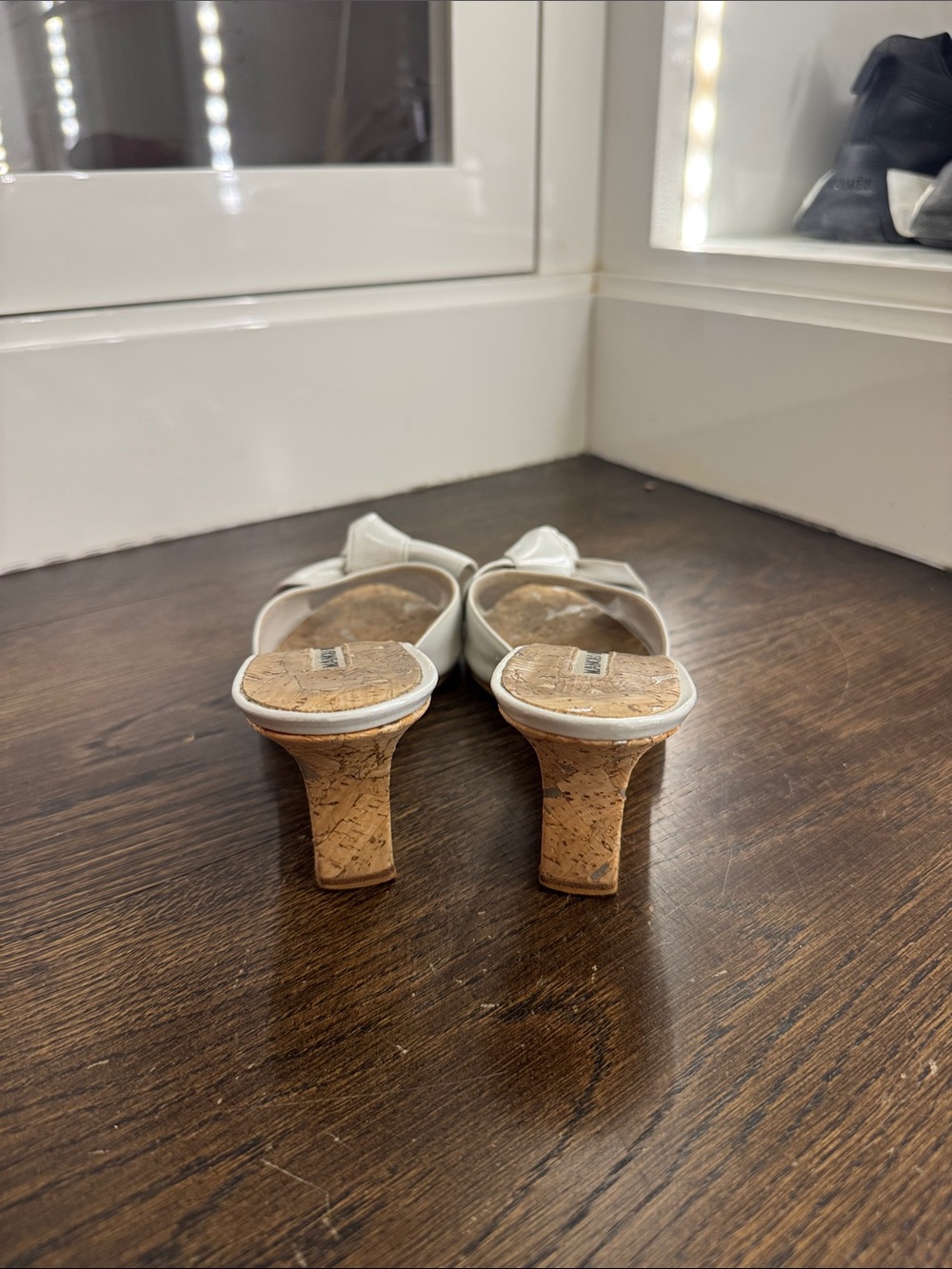Manolo Blahnik White Bow Cork Slide Mules - Picture 3 of 4